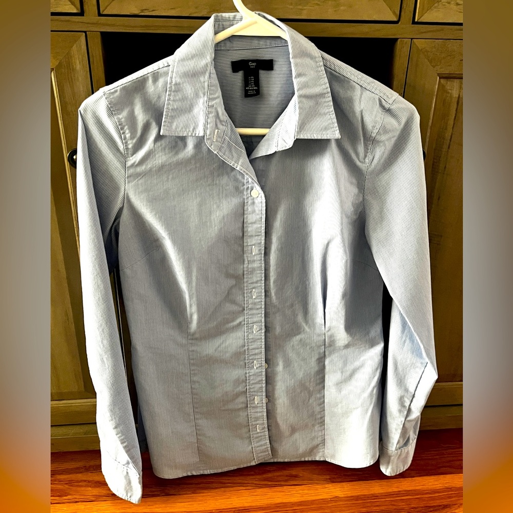 Gap size XS blue / white striped cotton poly spandex fitted button down like new
